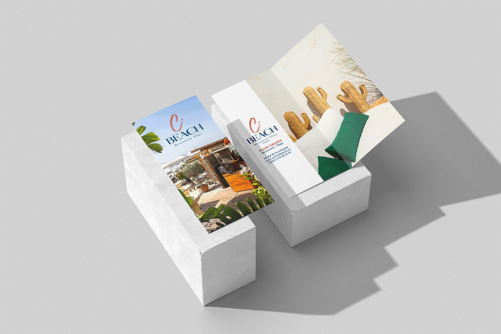 Création graphique et impression d’un porte-addition sur papier couché mat 350 g, avec pelliculage mat recto/verso et découpe intégrée pour maintenir le ticket de caisse. Un support élégant et durable, idéal pour valoriser l’image de votre établissement.