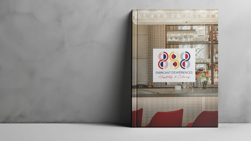 Brochures professionnelles à dos carré collé, mettant en valeur des réalisations d’agencement, de mobilier et de décoration intérieure.