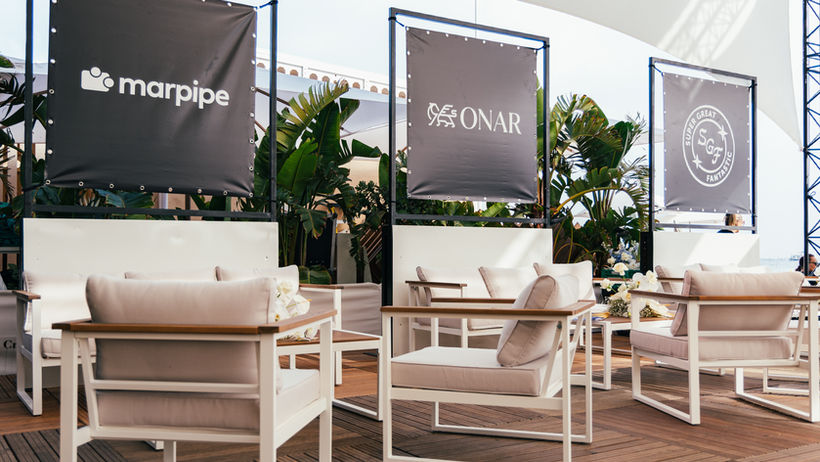 Bâche PVC imprimée robuste et résistante à l’eau et aux UVS, avec des d’œillets pour une fixation facile sur tous types de supports.