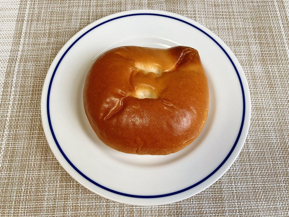 縁に青いラインの入った皿の上にあるあんぱん