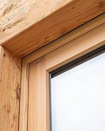 Bayerwald_Fenster_Holzfenster_Haustuer_Holzhaustuer_Sprossen_Lichtausschnitt_gemuetlich_Ru
