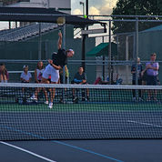 Joueur dans un stage de tennis