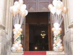 colonne con ciuffi di palloncini ad elio