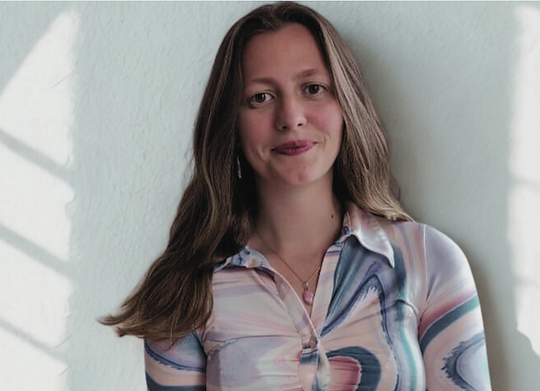 Frau Mitte 30, hübsch,lange braune Haare, lächelt