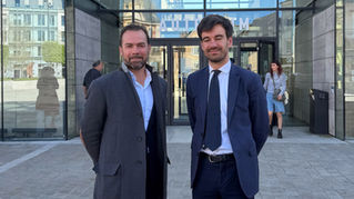 Florent Gauthier (à gauche), maire de Lucé, et Ladislas Vergne (à droite), maire de Chartres, devant l'hôtel de ville de Chartres
