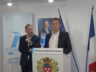 Nicolas Dupont-Aignan en séance de dédicaces à Chartres (Eure-et-Loir),  pour la sortie de son ouvrage « La Liberté ou la Mort »