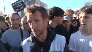 Ce 1er octobre devant le lycée Jean de Beauce à Chartres, Pierre Licout (FSU) a apporté le soutien du syndicat au mouvement lycéen