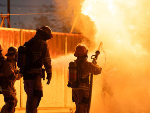 A Chartres, les sapeurs-pompiers de l'Eure-et-Loir sont intervenus en nombre dans le nuit du 30 mars, rue des Comtesses, pour maîtriser une impressionnante fuite de gaz enflammée
