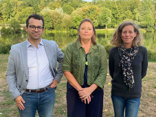 Guillaume Aghroum, Estelle Cochard (tête de liste) et Amandine Dupuy, réunis au plan d’eau de Luisant pour le lancement de la campagne des Écologistes aux élections sénatoriales