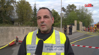 Chartres : Le lieutenant Cédric Quéré coordonne les opérations de secours lors de l'incendie d'un pavillon avenue Nègre
