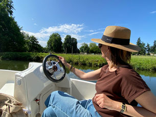 À Bonneval (Eure-et-Loir), surnommée la Petite Venise de la Beauce, les bateaux électriques offrent une découverte paisible de la cité médiévale au fil du Loir