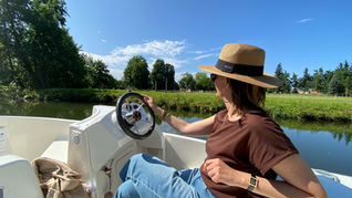 À Bonneval (Eure-et-Loir), surnommée la Petite Venise de la Beauce, les bateaux électriques offrent une découverte paisible de la cité médiévale au fil du Loir