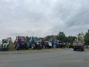 Des tracteurs et des ballots de paille ont investi la rocade de Chartres ( Eure-et-Loir ), ce jeudi 25 septembre, lors de l’opération escargot organisée par la FNSEA 28 et les Jeunes agriculteurs.