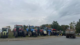 Des tracteurs et des ballots de paille ont investi la rocade de Chartres ( Eure-et-Loir ), ce jeudi 25 septembre, lors de l’opération escargot organisée par la FNSEA 28 et les Jeunes agriculteurs.