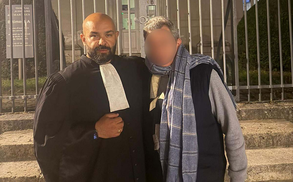 Après une audience sous haute tension, Maître Jean-Christophe Basson-Larbi (à gauche) pose devant le tribunal de Chartres (Eure-et-Loir) , avec son client, dont il vient d'obtenir la relaxe totale