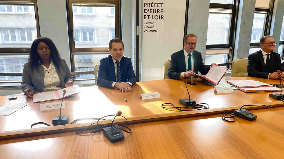 De gauche à droite : Safiatou Yigang, directrice générale adjointe des solidarités au Conseil départemental ; Frédéric Chevallier, procureur de la République ; Xavier Pelletier, préfet d'Eure-et-Loir ; et Philippe Balle, directeur académique des services de l'éducation nationale (DASEN), lors de la signature de la convention Éducation nationale / Justice à la préfecture, ce lundi 12 octobre.