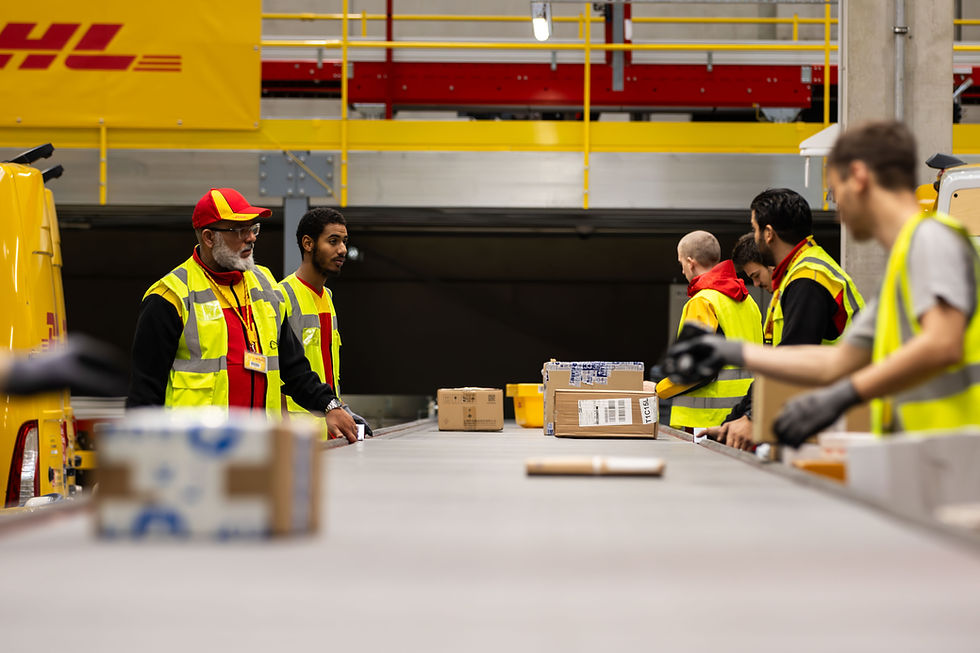 Au site DHL Express de Gellainville (Eure-et-Loir), les équipes se préparent à un mois de décembre record, avec plus de 20 500 colis attendus et une flotte largement électrifiée