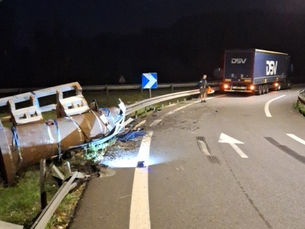 Les équipes de VINCI Autoroutes sont intervenues tôt ce lundi matin sur la bretelle de sortie d’Ablis, après l’accident d’un poids lourd sur l’A11 en direction de Paris. (Image : Vinci Autoroute)