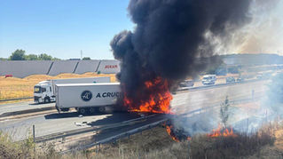 Chartres : Un poids lourd s'embrase sur l'A11 après avoir percuté une pile de pont, l'autoroute coupée dans les deux sens