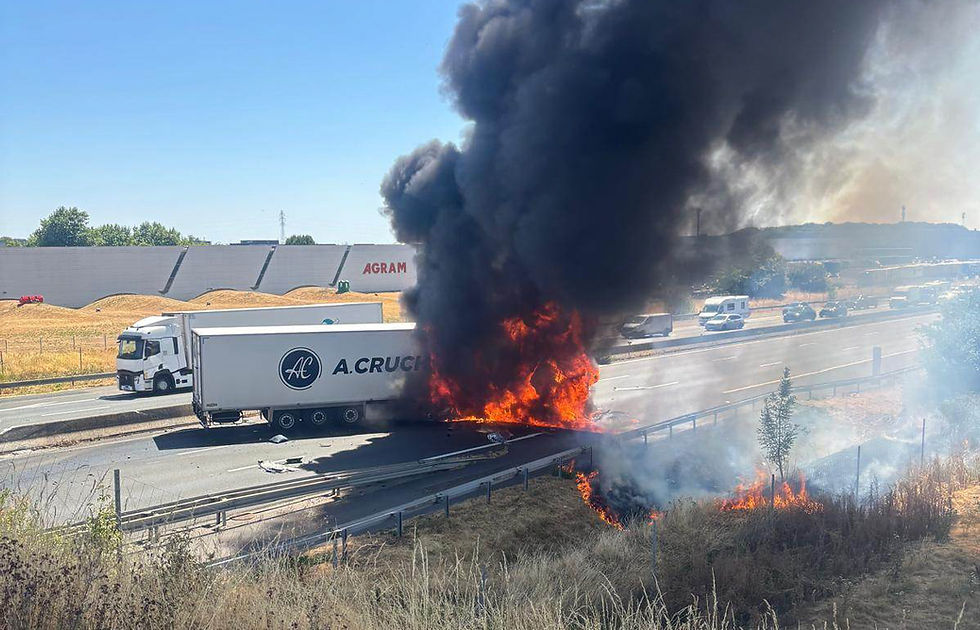 Chartres : Un poids lourd s'embrase sur l'A11 après avoir percuté une pile de pont, l'autoroute coupée dans les deux sens
