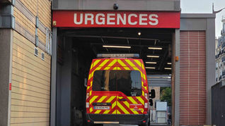 Dreux (RN154) : les secours mobilisés face à l’hôpital après la collision d’une voiture contre un arbre, ce dimanche 6 septembre