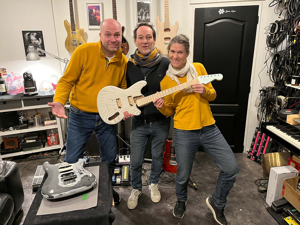 Dans son atelier de Chartres (Eure-et-Loir), le luthier Sylvain Coppin accueille les micros de CapioVox pour une immersion au cœur de son savoir-faire, entre outils, bois précieux et guitares en devenir.