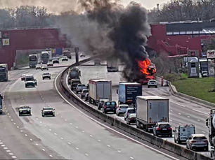 Le poids lourd en feu a entraîné la fermeture temporaire de l’autoroute A10, au nord d’Orléans, le temps de l’intervention des secours et des équipes de VINCI Autoroutes