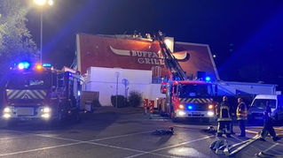 Les sapeurs-pompiers sont intervenus dimanche soir au Buffalo Grill de Barjouville (Eure-et-Loir), où un incendie a partiellement détruit la toiture. Une centaine de clients et 14 employés ont été évacués, sans faire de blessés