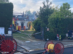 Montigny-le-Chartif : 46 pompiers mobilisés pour maîtriser un incendie qui a ravagé la toiture d’une maison ancienne. Le propriétaire, âgé entre 92 et 94 ans , a été évacué d’urgence après une intoxication par les fumées