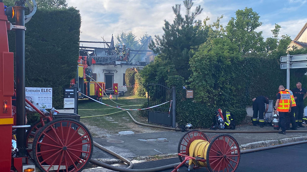 Montigny-le-Chartif : 46 pompiers mobilisés pour maîtriser un incendie qui a ravagé la toiture d’une maison ancienne. Le propriétaire, âgé entre 92 et 94 ans , a été évacué d’urgence après une intoxication par les fumées
