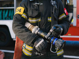 Sancheville (Eure-et-Loir), rue de Champfroid. Près de 43 sapeurs-pompiers et 19 engins ont été déployés en urgence pour circonscrire un incendie industriel.