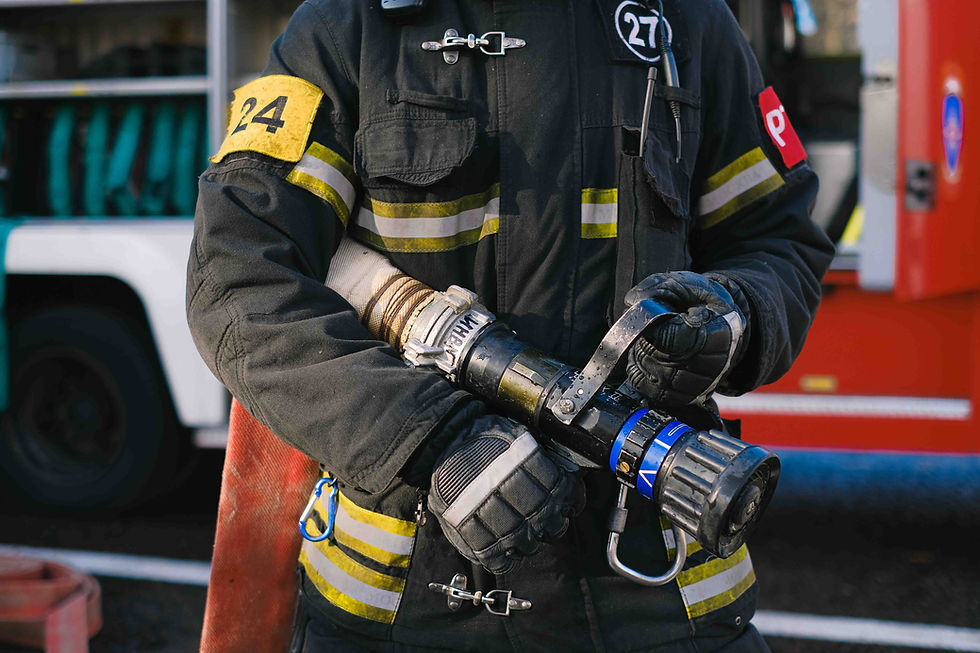 Sancheville (Eure-et-Loir), rue de Champfroid. Près de 43 sapeurs-pompiers et 19 engins ont été déployés en urgence pour circonscrire un incendie industriel.
