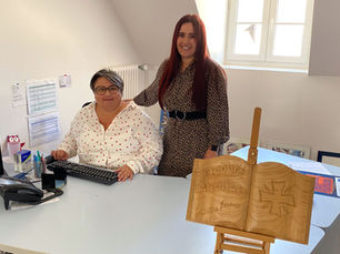 Lucie CASTA, déléguée du Secours Catholique à gauche, et Cathy Pires, animatrice réseau au Secours Catholique à droite, cherchent des bénévoles en Eure-et-Loir afin de continuer leur mission d'aide aux personnes en situation de précarité.