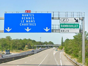 Un portique de signalisation endommagé à hauteur de l’échangeur d’Ablis sur l’A11. Il sera déposé dans la nuit du 6 au 7 août, entraînant la fermeture complète de l’autoroute dans le sens Paris-Nantes.