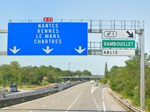 Un portique de signalisation endommagé à hauteur de l’échangeur d’Ablis sur l’A11. Il sera déposé dans la nuit du 6 au 7 août, entraînant la fermeture complète de l’autoroute dans le sens Paris-Nantes.