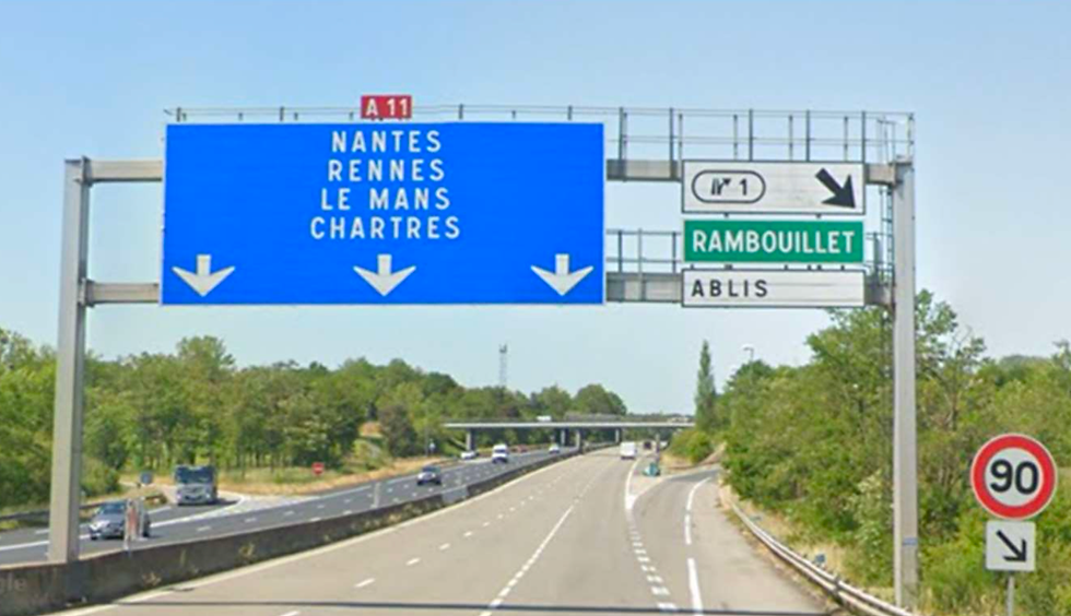 Un portique de signalisation endommagé à hauteur de l’échangeur d’Ablis sur l’A11. Il sera déposé dans la nuit du 6 au 7 août, entraînant la fermeture complète de l’autoroute dans le sens Paris-Nantes