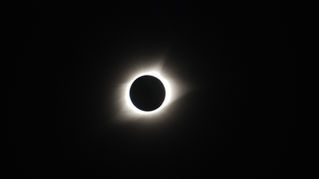 Dans la nuit du 27 au 28 août 2026, la Lune prendra une teinte rouge cuivrée lors d’une éclipse partielle particulièrement profonde.