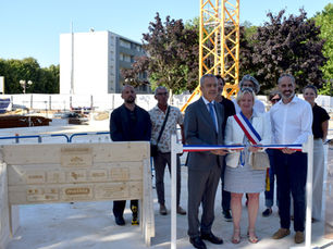 Les élus et les architectes réunis autour de la première poutre du futur groupe scolaire de Mainvilliers 5eure-et-Loir, mercredi 9 juillet 2025