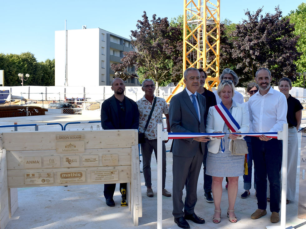 s élus et les architectes réunis autour de la première poutre du futur groupe scolaire de Mainvilliers 5eure-et-Loir, mercredi 9 juillet 2025