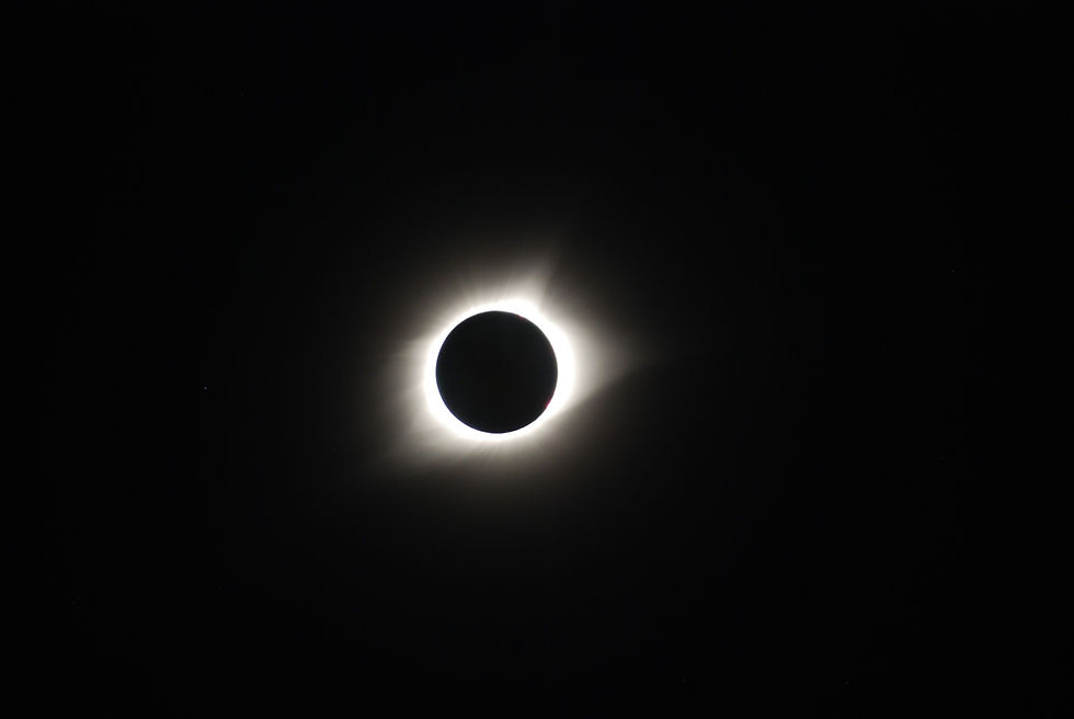 Le ciel de d'Eure-et-Loir en voie d'assombrissement : ce mercredi 12 août 2026, l'éclipse solaire atteindra son apogée à 19h50 en Eure-et-Loir, occultant le soleil à plus de 92 %