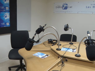 Au studio de Radio Grand Ciel en Eure-et-Loir, l’inquiétude est palpable face à la baisse annoncée du Fonds de soutien à l’expression radiophonique.