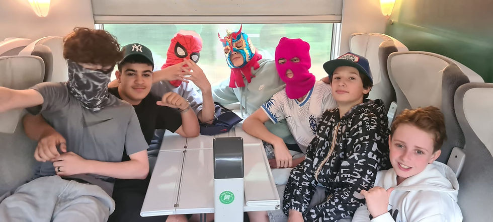 4 garçons (bâton rouge les cagoules ?) C'était casquette dans le trousseau non ?