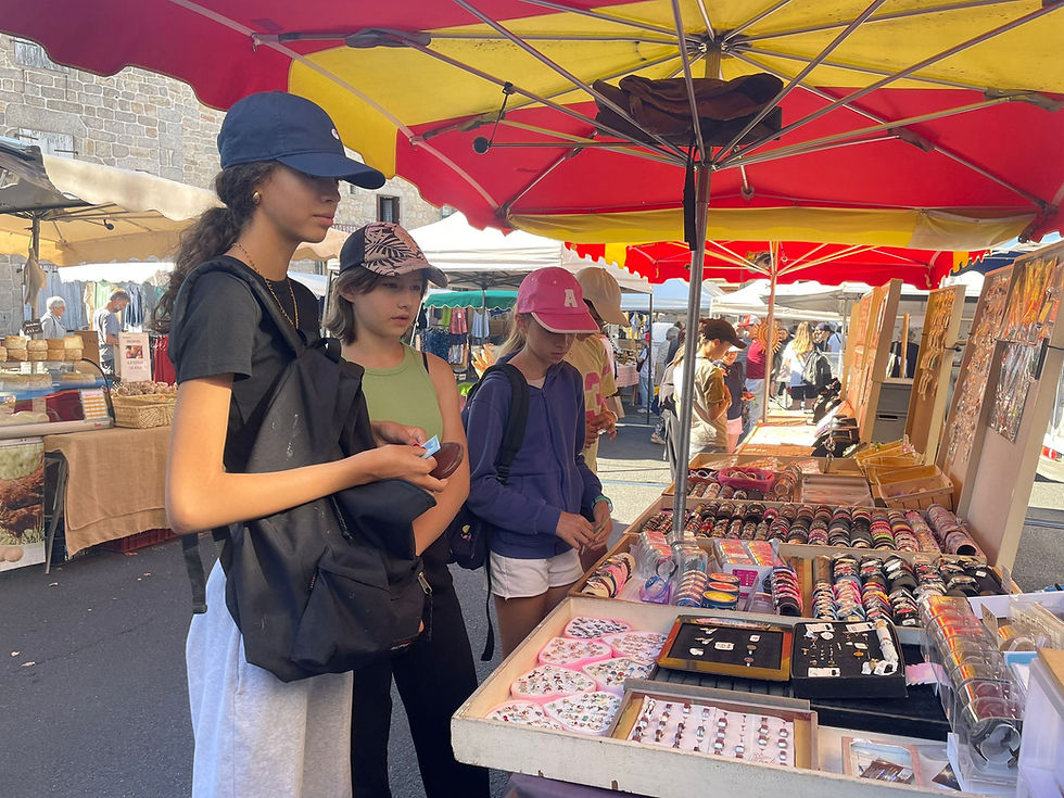 " Ah ouais 25,00€ la boucle d'oreille ? Bon... j'offrirai un coca de Saint-Chély plutôt..."