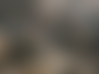 Battlefield 6 takım oyunu sahnesi — hendekte ilerleyen askerler, yanan enkaz arasında koordineli şekilde çatışıyor. Bir asker yaralı takım arkadaşını kaldırırken diğerleri savunma pozisyonu alıyor. Battlefield 6 takım oyunu rehberi için taktiksel savaş atmosferi kapak görseli.