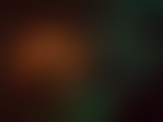 Karanlık bir odada, kırmızı parlayan gözlere sahip ürkütücü bir kukla figürü oyuncuya doğru dönüyor. Arka planda bozulmuş sandalyeler, spiral desenli zemin ve sarımsı ışık huzmesiyle Lost Lullabies: The Orphanage Chronicles oyunundaki psikolojik korku atmosferi vurgulanıyor.