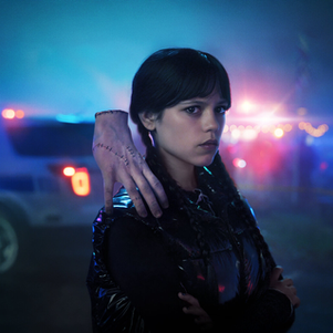 Netflix'in sevilen dizisi Wednesday, yeni sezonuyla birlikte hem karakter gelişimi hem de ilişkiler arası dinamikler açısından derinleşmeye devam ediyor