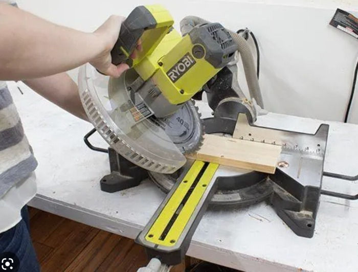 Mitre cut with a circular saw