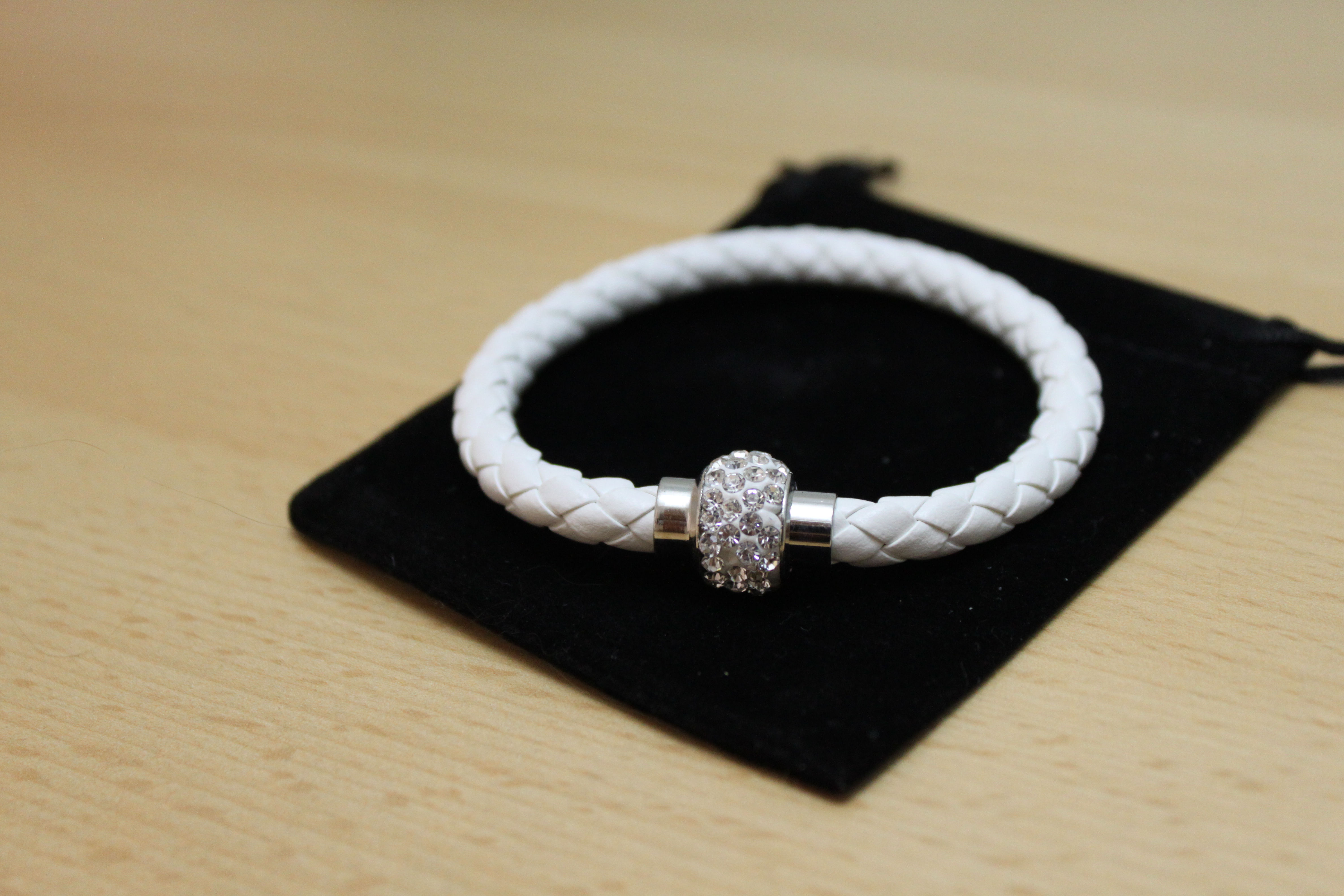 Браслет со стразами белый