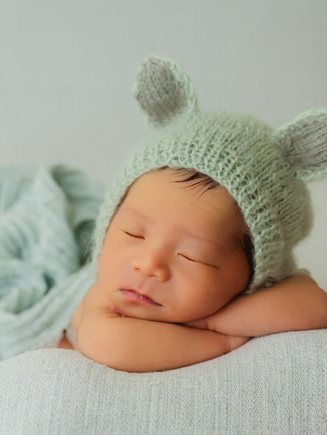 newborn-photography-calgary-newborn-in-chin-up-pose