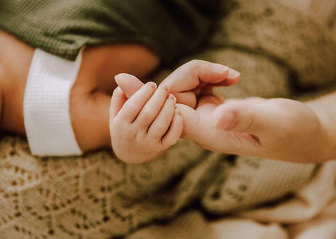 Calgary-newborn-photos-newborn-has-hand-wrapped--around-mom-finger